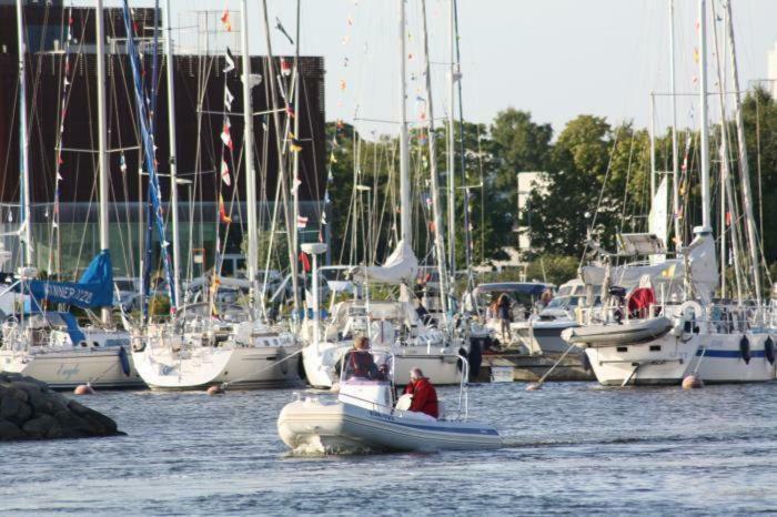 Cozy Summer House With Free Parking Near City Center & Beach Kuressaare Buitenkant foto